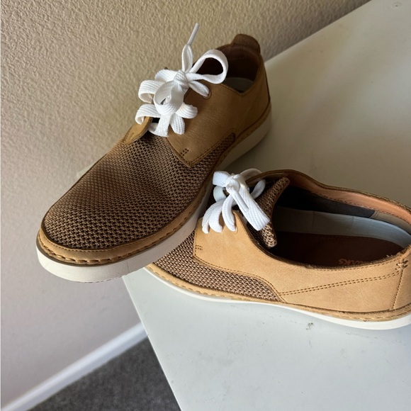 Clarks Men’s Tan Casual Slip-On Sneakers with White Laces main image 6